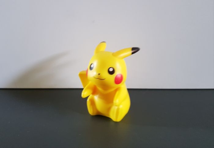 Figurine Pokemon Pikachu Bras tendu