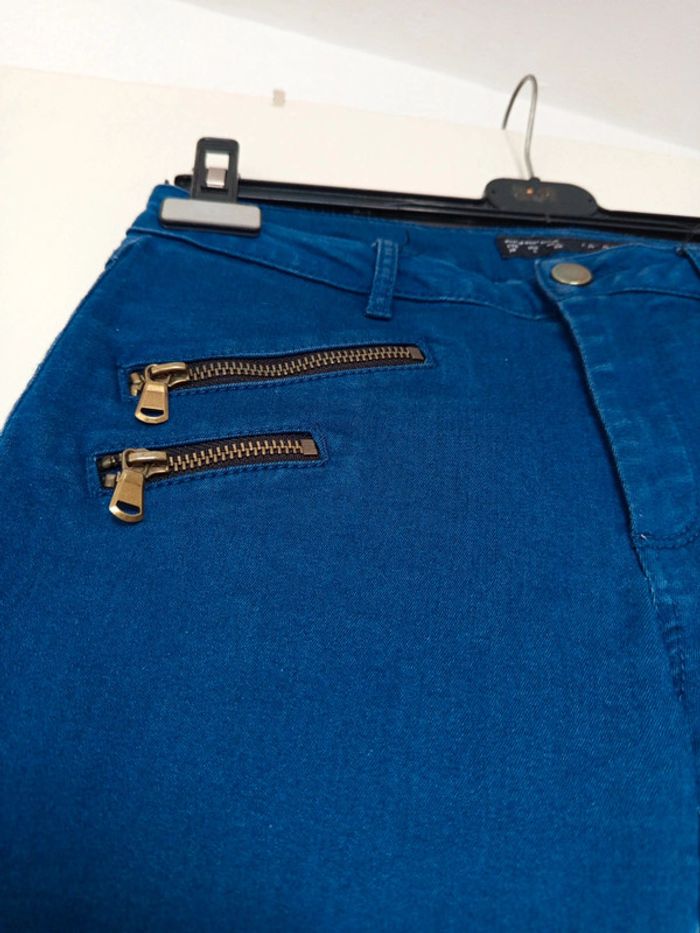 Jean bleu Zara basic en taille M avec trois petites tirettes pour une touche original - photo numéro 4