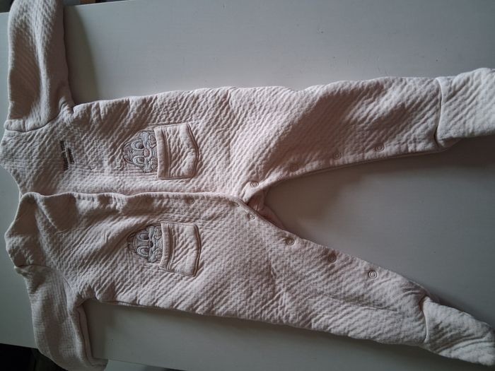 Pyjama matelassé rose clair, motifs Tic et Tac de Disney avec ouverture par devant de marque C&A