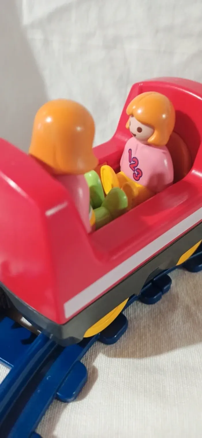 Train avec wagon et voyageurs sur rails playmobil 123 - photo numéro 6