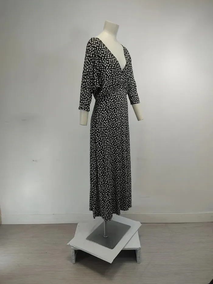 Robe longue noire à fleurs blanches en jersey crêpe, dos nu, taille M A634