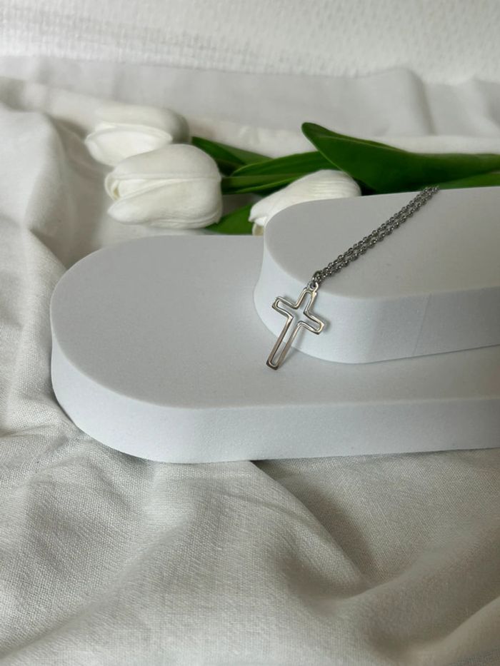 Collier Argenté orné d’une croix inoxydable - photo numéro 2