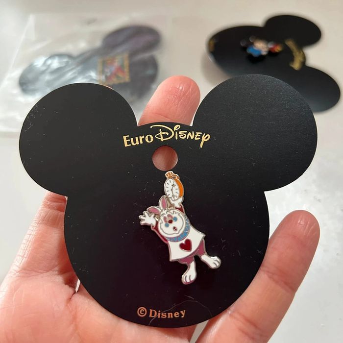 Lot 3 pins euro disney lapin alice mickey neuf - photo numéro 2