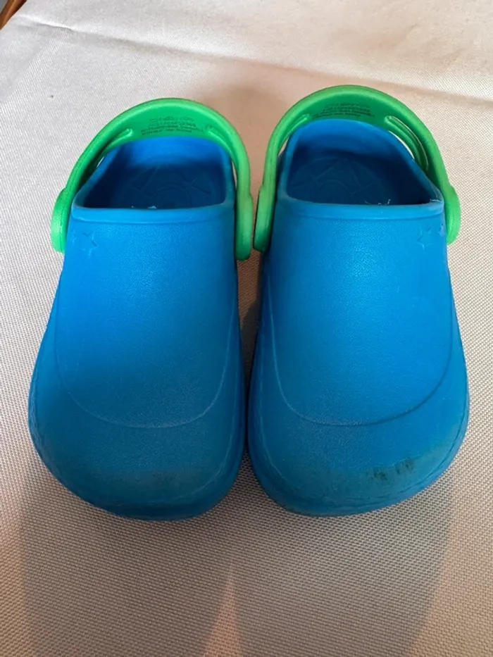 Lot de 2 paires de crocs/sabots enfants pointure 22 et 23 - photo numéro 5