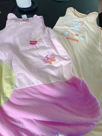 Lot deux gigoteuses et 1 porte bébé