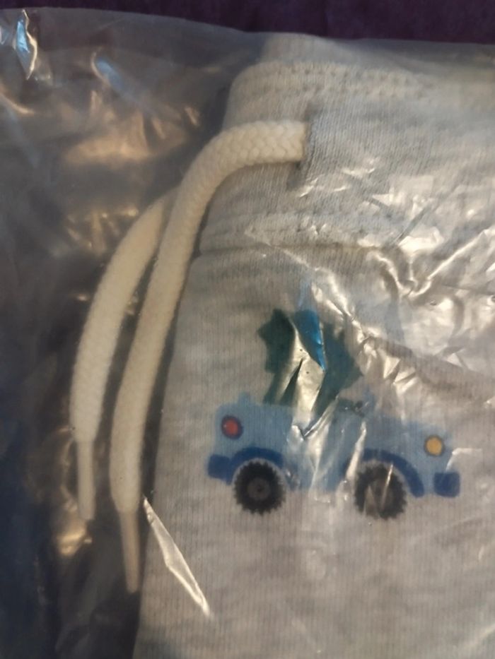 Short gris voitures dino 74 h&m neuf - photo numéro 3