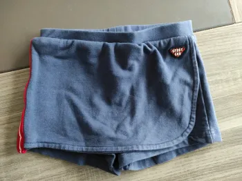 Short bleu