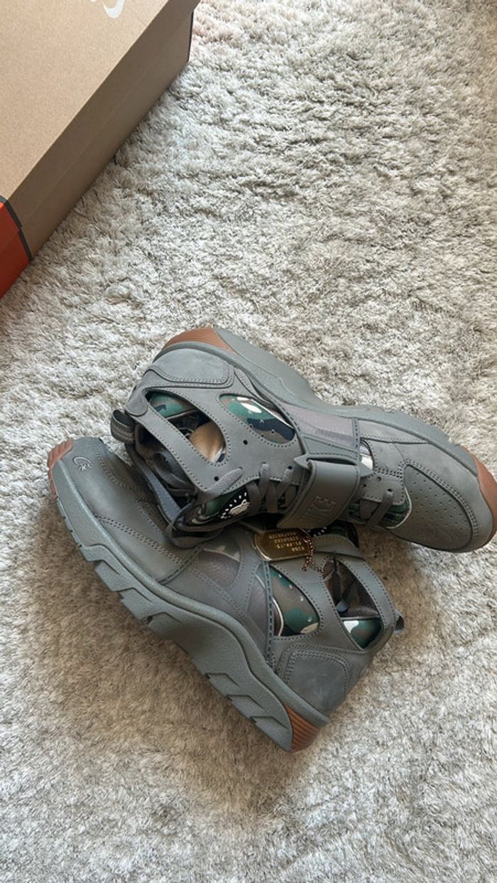 Nike Air Trainer Huarache x Corteiz – Gully Grey – Taille 46 - photo numéro 2