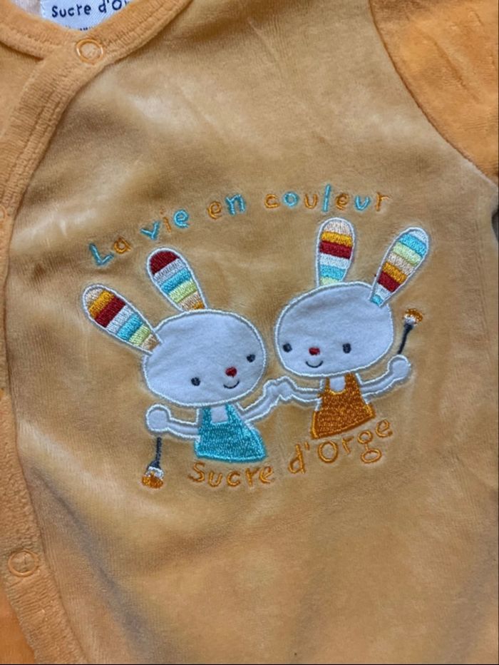 Pyjama velours Sucre d’Orge 1 mois – Jaune orangé, petits lapins - photo numéro 2