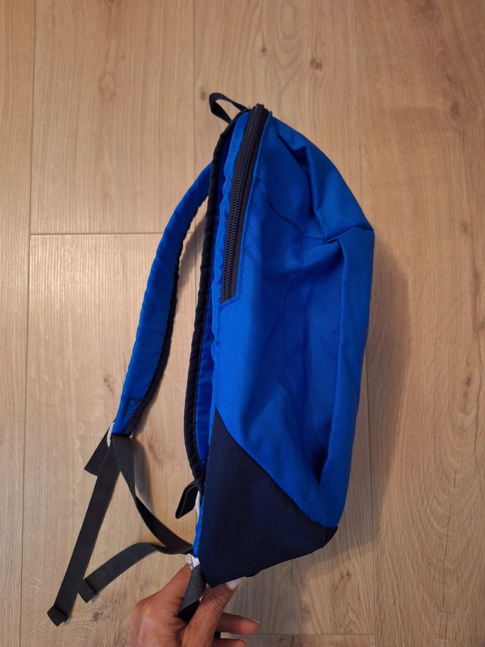 Sac à dos 37x20x10 petit taille excellent état bleu 2 fermetures