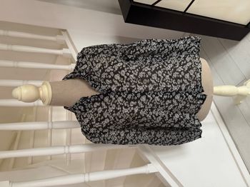 Chemisier Stradivarius fleuri noir et fleurs blanches