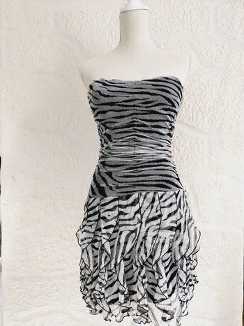 Robe noire et blanche