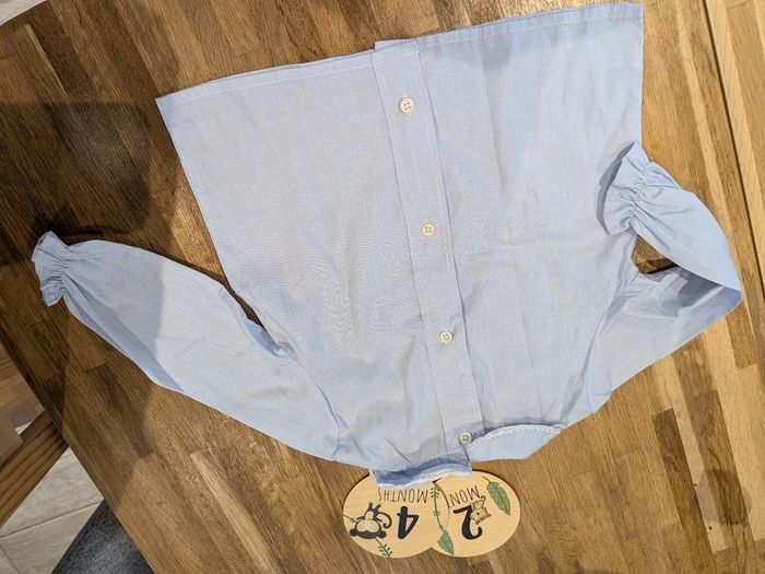 Blouse ML bleu clair en 24 mois de chez idées à Lise excellent état - photo numéro 4