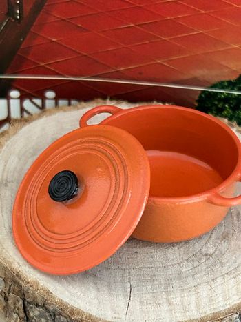 Cocotte miniature en métal pour maison de poupée