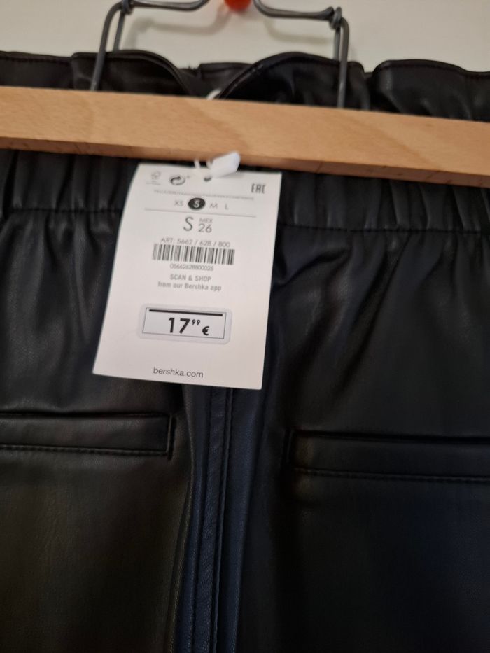 Jupe noire  simili cuir neuve de bershka - photo numéro 5