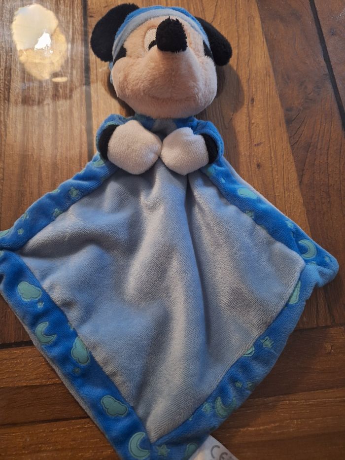 Doudou mickey bleu et son bonnet luminescent