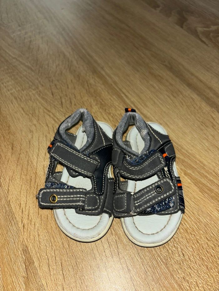 Chaussures été garçon taille 19