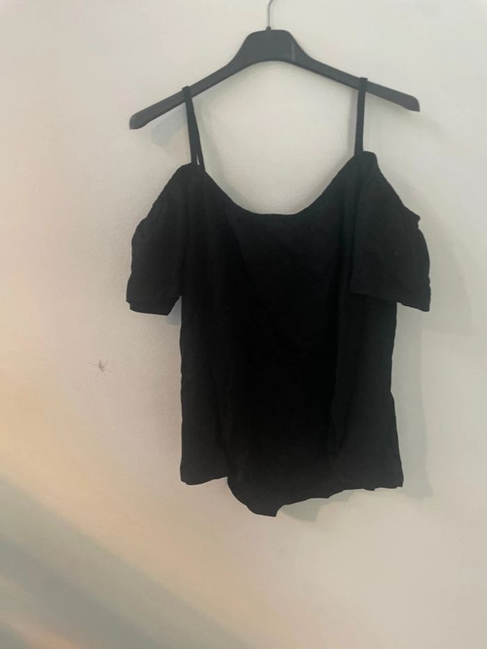 T-shirt épaule dénudé - photo numéro 2
