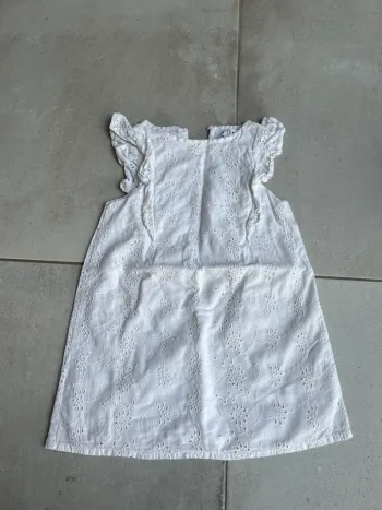 Jolie robe blanche brodée