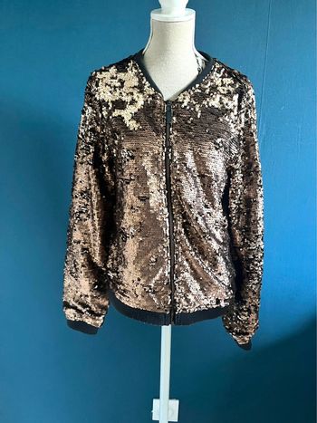 Très belle veste pour petite fille