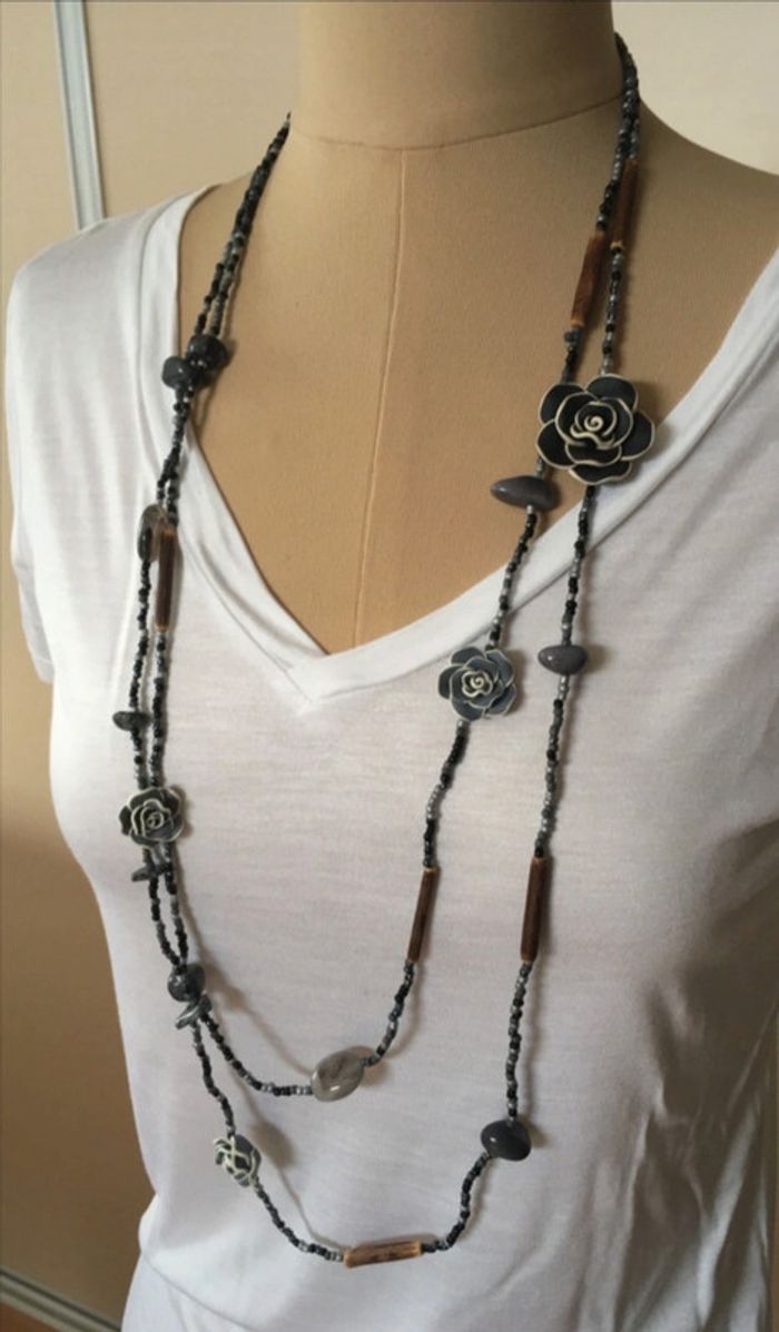 Collier long avec perles et fleurs neuf