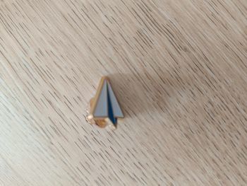 Pin's neuf avion en papier