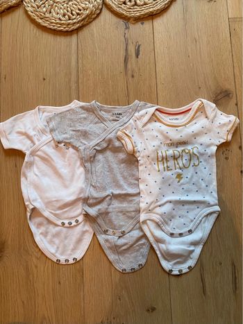 Lot 3 bodies manches courtes kiabi 3 mois