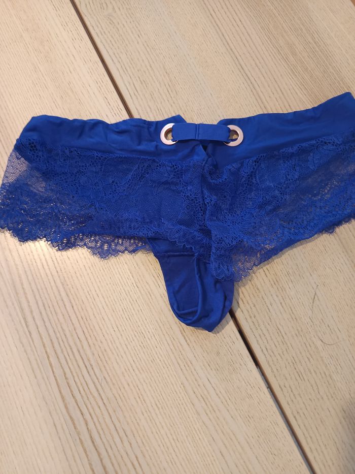 Culotte bleue électrique satinée et dentelle
