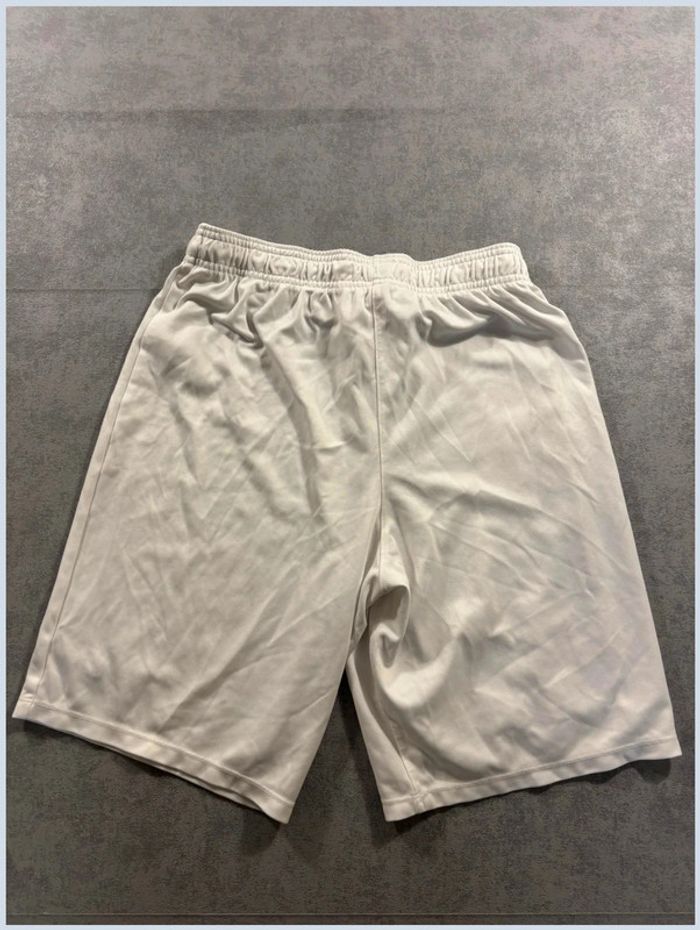Short Nike blanc logo brodé noir avec Floquage Numéro 24 Taille M - photo numéro 6