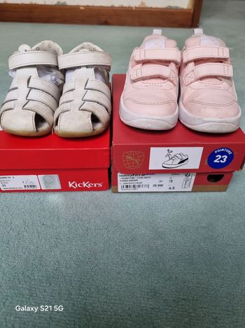 Lot de deux paires de chaussures taille 23 Puma et Kickers