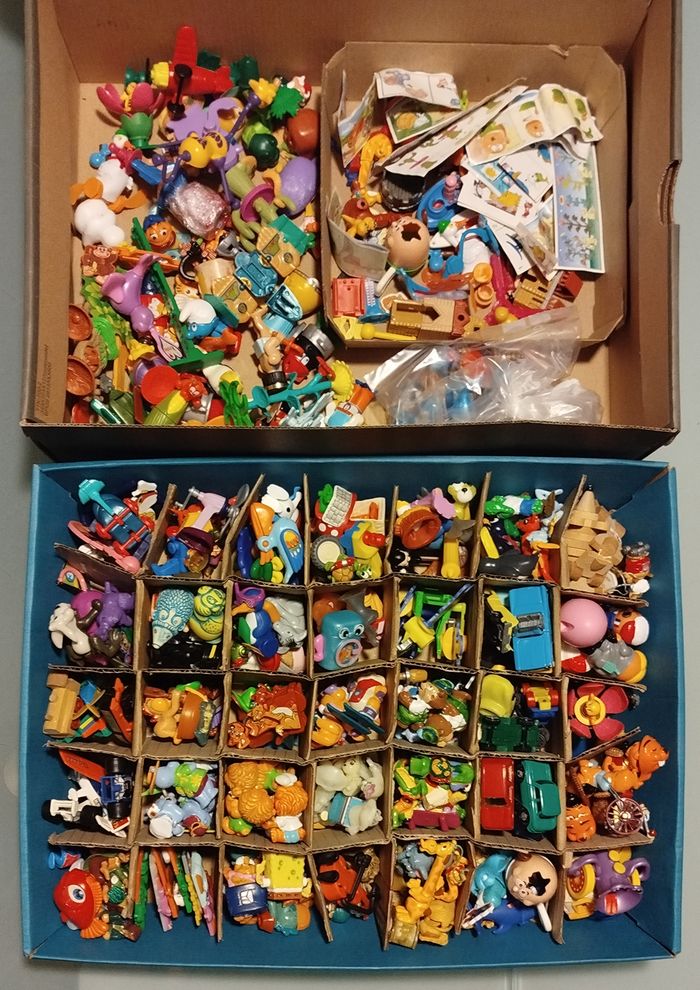 Gros lot de + 300 figurines et accessoires KINDER (années 90)