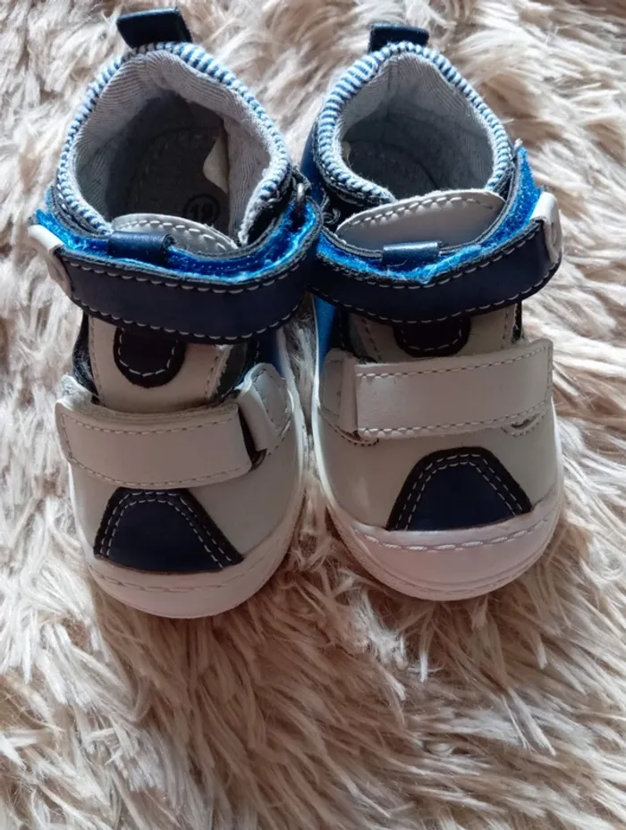 Chaussures ouvertes taille 19