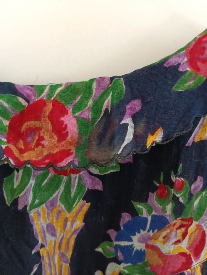 Robe vintage fleurie multicolore.
Fond noir. - photo numéro 5