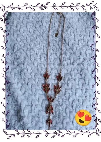 Collier avec décoration rouge