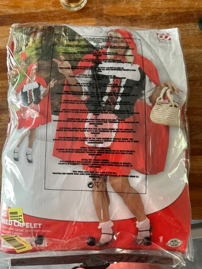 Costume red capelet