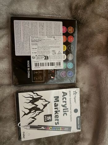 12 feutres acrylique multicolore + 8 feutres acrylique noir