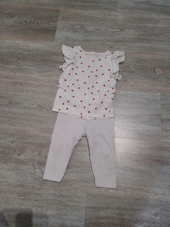 Tee shirt blanc à fraises et legging blanc