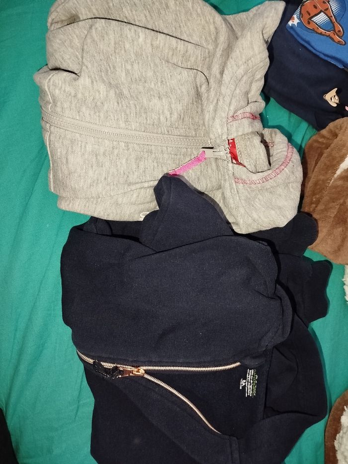 Lot 2 vestes à capuche fille 8 ans - photo numéro 3