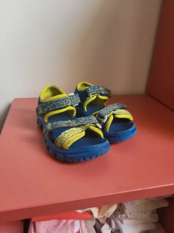 Sandales bleues à scratch, 23