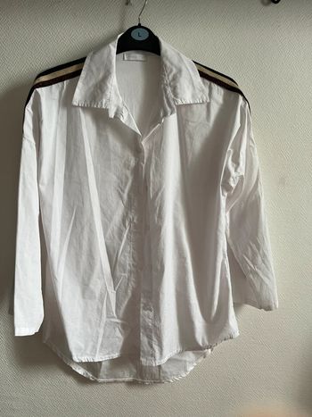 Chemise blanche avec liserés sur les manches
