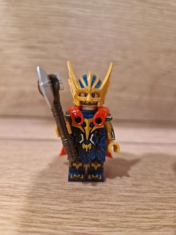 Figurine type lego Thor Marvel