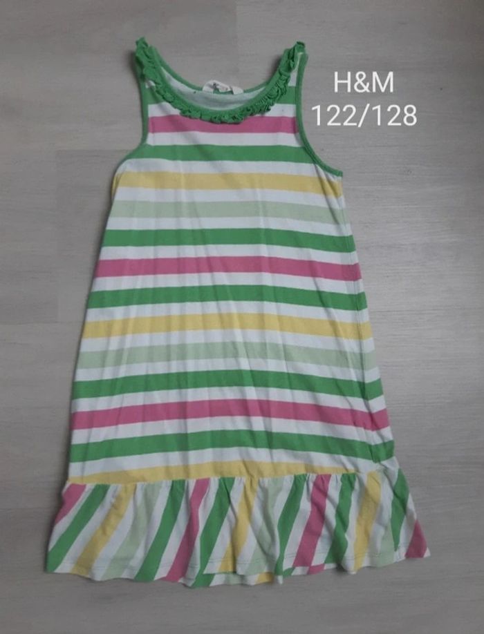 Jolie robe d'été à lignes taille 122/128