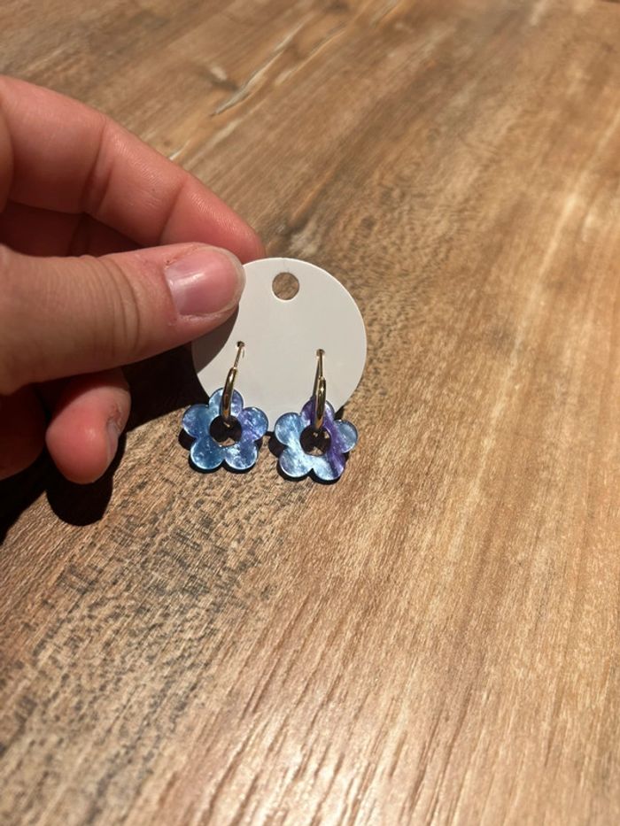 Jolie boucles d’oreilles fleur neuve