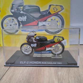 Moto 1:24 avec socle, vitrine et fascicule