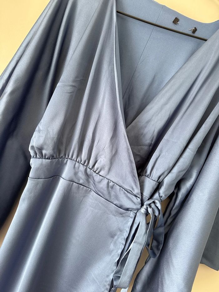 👗 🌻Robe longue portefeuille en satin à manches kimono TFNC bleu foncé- très bon état - taille 38 - photo numéro 3