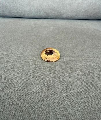 Broche vintage design circulaire texturé pour foulard