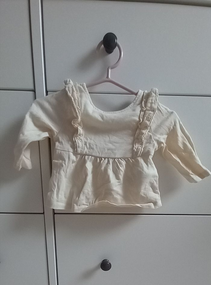 Haut à volant et manches longues.