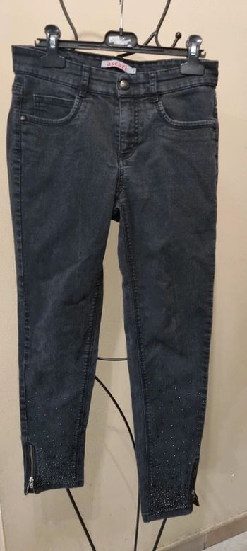 Jeans noir avec déco 3d en bas + tirette