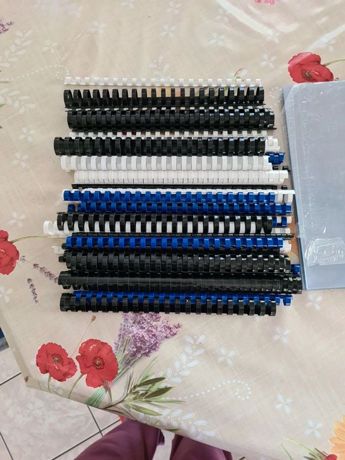 Lot de 45 reliures plastique,et 60 feuilles transparentes - photo numéro 2