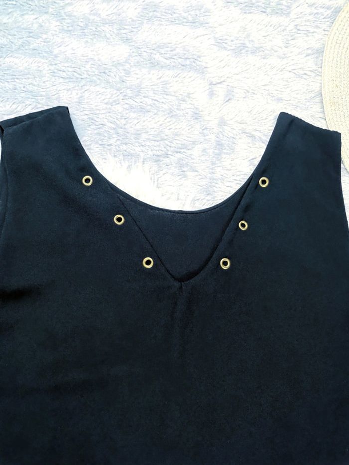 Top en mousseline noire à œillets dorés avec décolleté en V- T.M ou T.38 🖤 - photo numéro 2